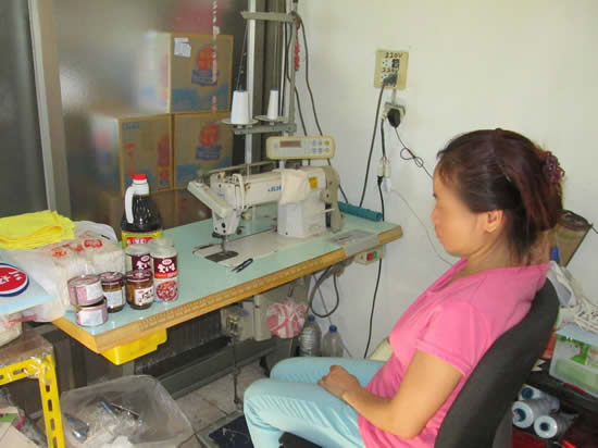 越籍的媽媽每天都坐在縫紉機前面縫製抹布