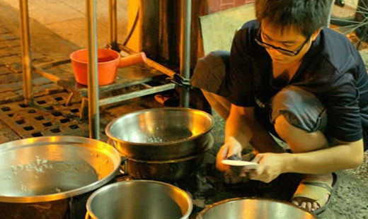 每天用餐完畢，小董就是這樣蹲著默默洗完地上的鍋碗瓢盆。從來沒有怨言。