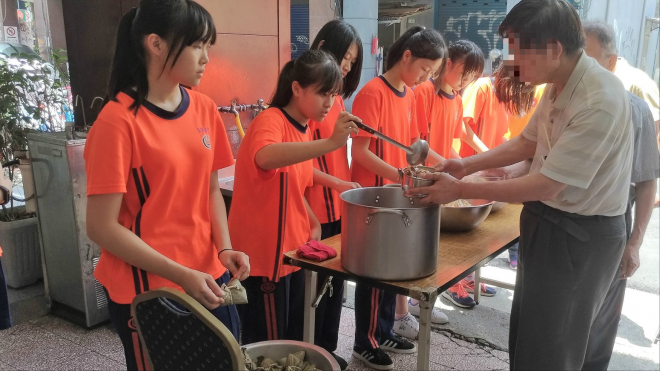 中山國中童軍團 協助台北恩友中心共餐