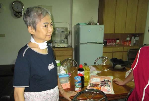 她是唐阿姨，剛動過氣切手術且又要洗腎的獨居婦人。
