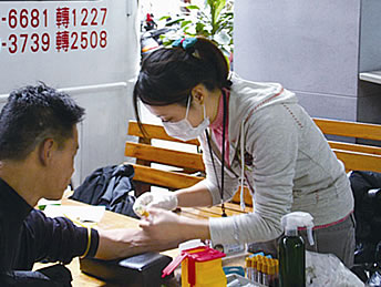 台灣因經濟問題被健保局鎖卡的人數六十多萬人，其中包括失業家庭，或原是低收入戶