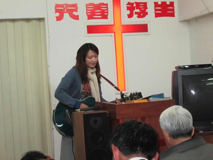 活水教會的筱七平時是位在學校認真教書的老師