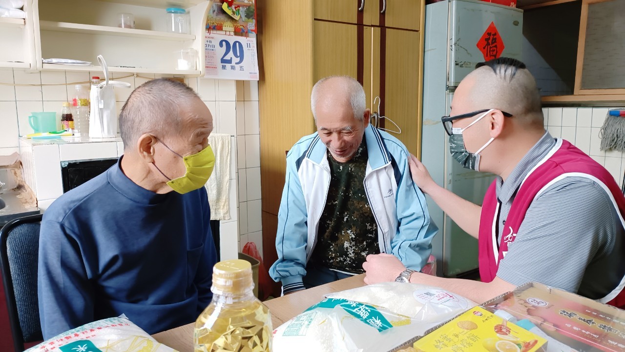 77歲的阿坤弟兄與70歲的阿文弟兄，兩人都是沒有家人的獨居長者。