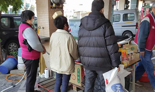 台南恩友中心十二月份福助貧窮，發放愛心物資。