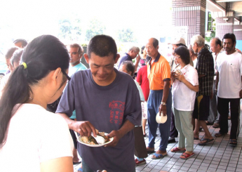 東港街頭，常常可以看見一個年輕人推著一個年老的婦人穿梭在大街小巷，他們就是小黃和他的老母親。