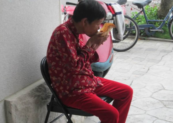 同工一早起來，看到媽媽又來到騎樓下等教會開門