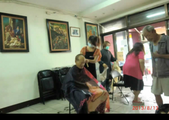 她是阿梅。(右邊起身這位)。自義剪那日之後，她突然很久都沒有再出現。