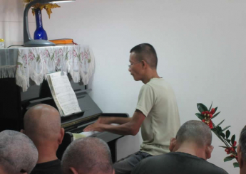 大家都叫他阿忠．只要空餘的時候都到三民恩友中心為我們的敬拜司琴