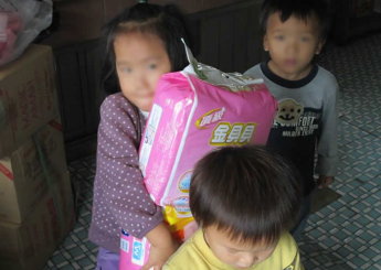 中午帶著姊妹奉獻的尿布、小朋友冬天的衣服和一些罐頭到後龍，車停好叫們卻沒有人回應