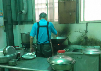 他是明輝，中華恩友的廚師。