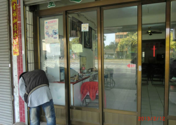 他是阿弟仔，來到中心的第一天，我還記得是個風雨交加的午後。