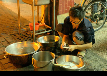 每天用餐完畢，小董就是這樣蹲著默默洗完地上的鍋碗瓢盆。從來沒有怨言。