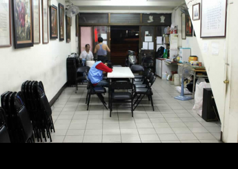 她剛來的每天都會掉眼淚，身體也很差。有朋友建議我把她送到其他相關單位收容安置。