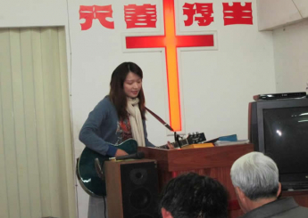 活水教會的筱七平時是位在學校認真教書的老師