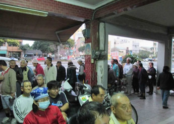 傍晚，供餐前敬拜的時候，突然走進一位旅人，滿是風霜的痕跡，盡是漂泊的傷痕。