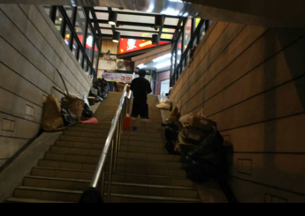 距離上一餐進食，已過了23小時，從胃底深處傳來的空虛感覺讓他全身都不舒服著。