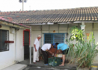 他住在四合院區側邊的廂房裡，離海很遠的所在。沒有親人