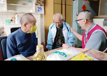 77歲的阿坤弟兄與70歲的阿文弟兄，兩人都是沒有家人的獨居長者。