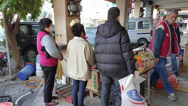 台南恩友中心十二月份福助貧窮，發放愛心物資。