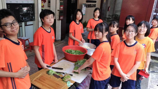 中山國中童軍團 協助台北恩友中心共餐