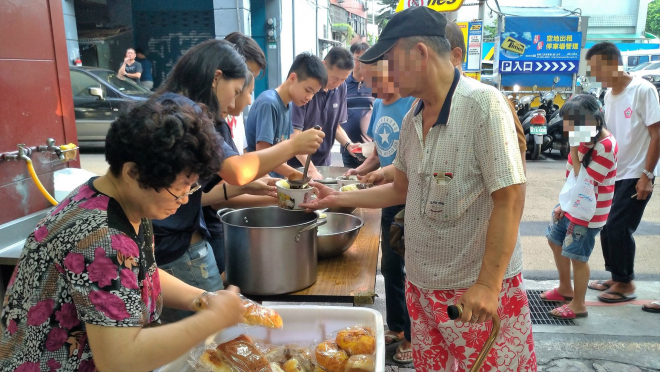 來自新竹的亞太美國學校學生們，來到 台北恩友中心 服務協助預備晚餐