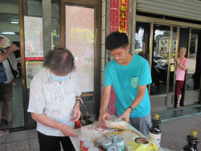 阿姨是第一次來到台南恩友中心領取愛心關懷物資。