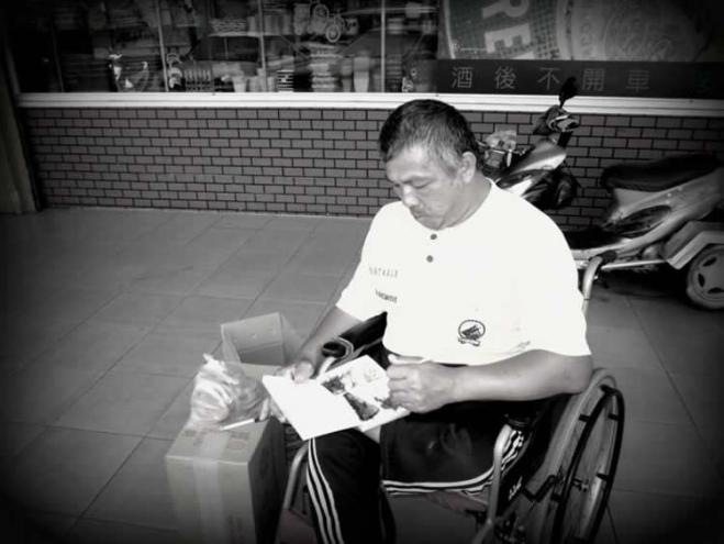 他總是依靠著輪椅在台南佳里區某個大賣場周圍獨活著。