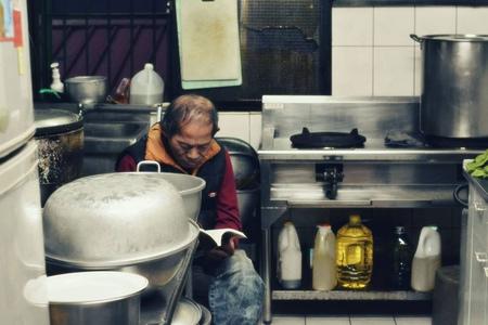 今年60來歲的「顏伯」是台北恩友的廚師同工