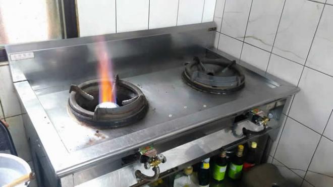 謝謝 袁志祥 弟兄今天特地帶來他自家公司的普羅高速爐，來到 台北恩友中心 為廚房的爐具做更新。