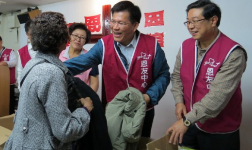 市長林佳龍（右2）發放夾克給弱勢民眾。（記者張菁雅攝）
